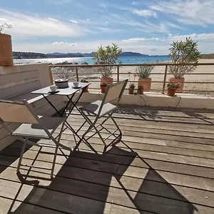 https://les-pieds-dans-leau-plage-saint-jean.fr-provencehotel.com